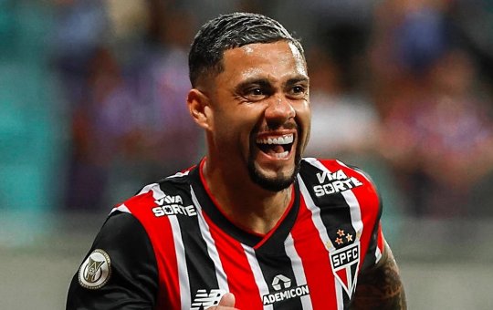 Vitória avança na contratação de atacante do São Paulo