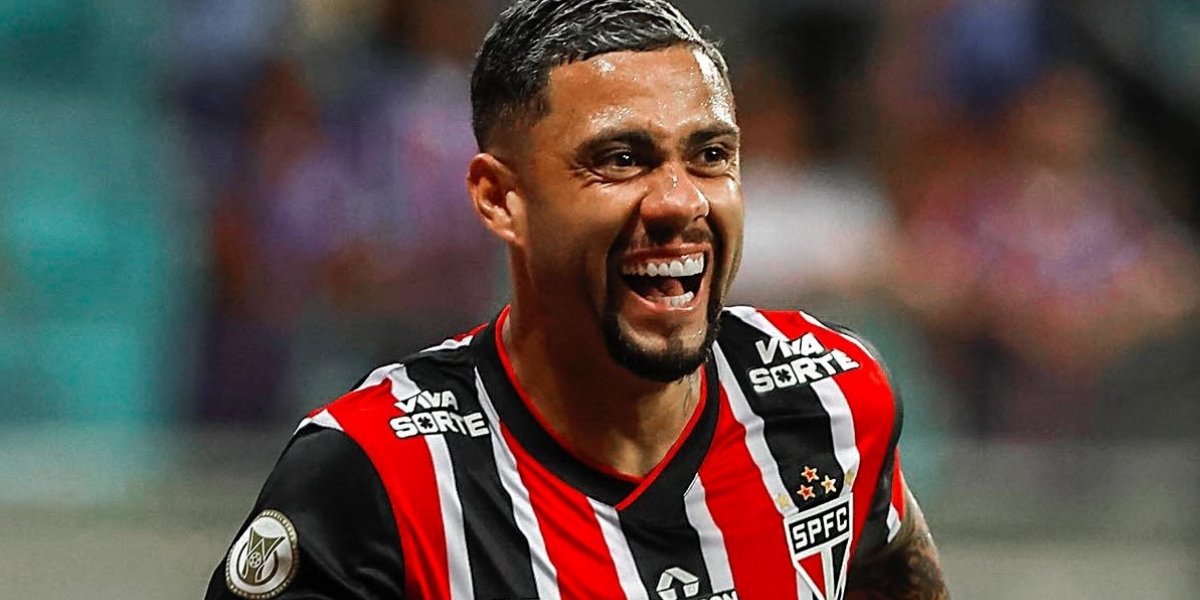 Vitória avança na contratação de atacante do São Paulo
