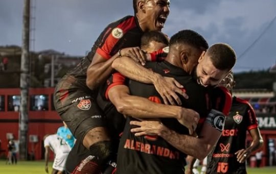 Querido pela torcida, atacante se despede oficialmente do Vitória após dois anos no Rubro-Negro