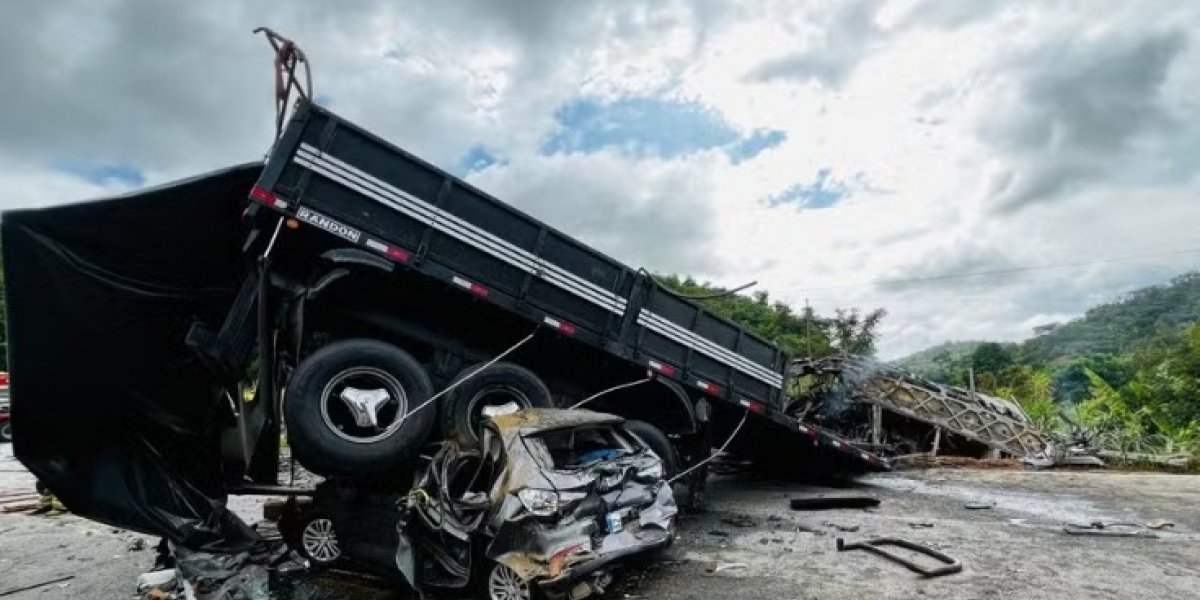Corpo de vítimas do trágico acidente em Teófilo Otoni chegam ao IML de Belo Horizonte -