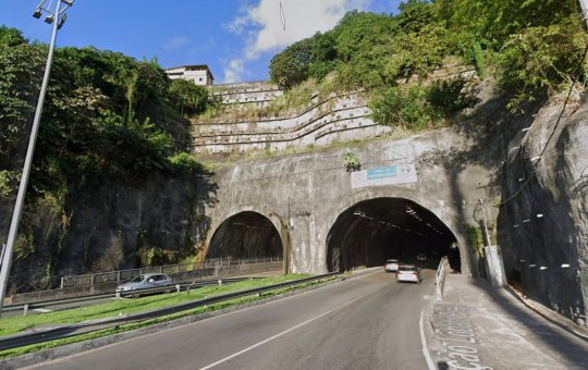 Acidente envolvendo carro e ônibus deixa trânsito lento em túnel que liga Lobato-Pirajá