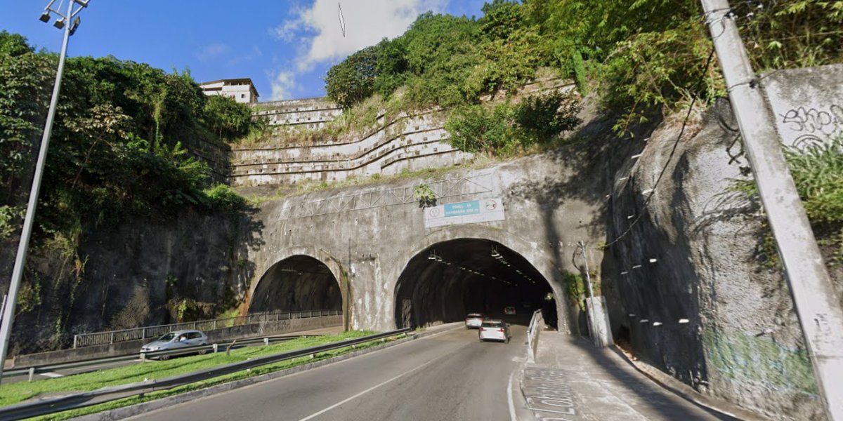 Acidente envolvendo carro e ônibus deixa trânsito lento em túnel que liga Lobato-Pirajá