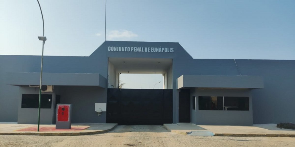 Detento engole celular durante revista e precisa ser operado