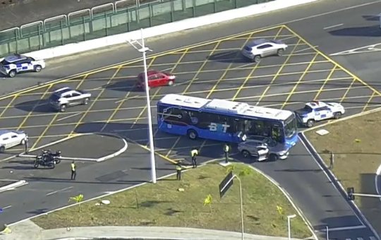 Carro invade faixa exclusiva e bate com ônibus do BRT em Salvador