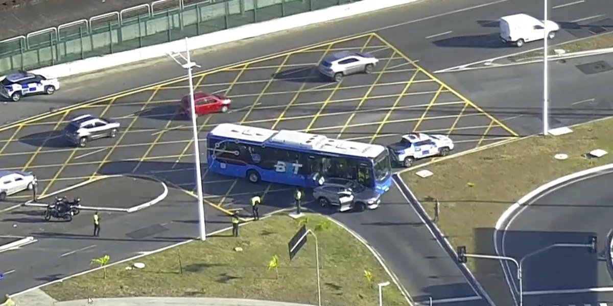 Carro invade faixa exclusiva e bate com ônibus do BRT em Salvador