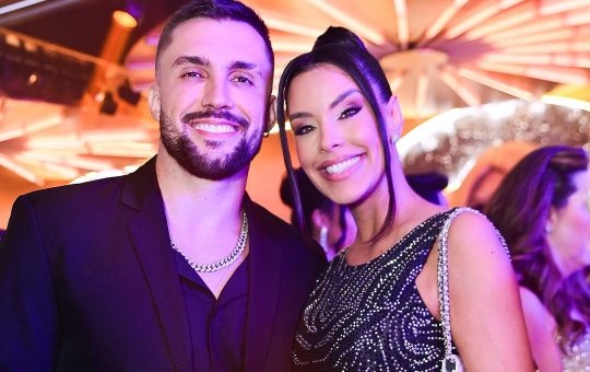 Grávida? Arthur Picoli posta foto de barriga de Ivy Moraes e escreve: ‘presentinho’