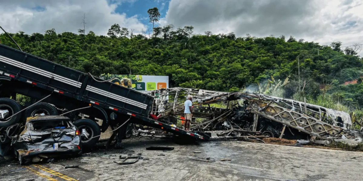 Polícia Civil identifica 15 corpos de vítimas do acidente com ônibus na BR-116