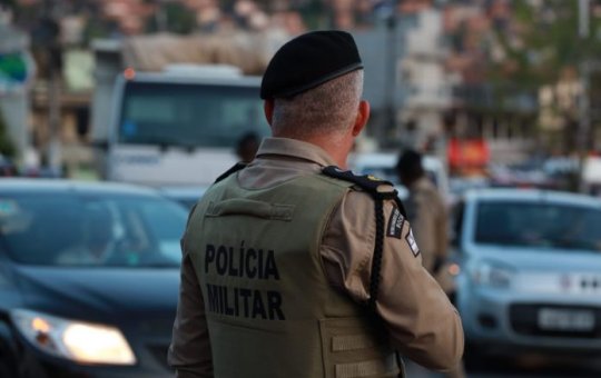 Homem foragido da Justiça é preso com drogas na Barra