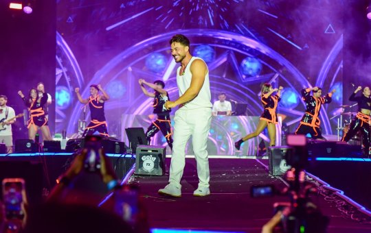 Safadão agita público do Virada Salvador com mistura de ritmos e demonstrações de carinho