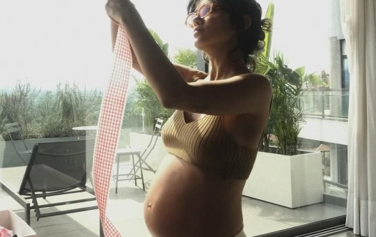 Manu Gavassi, grávida de 6 meses, exibe barrigão