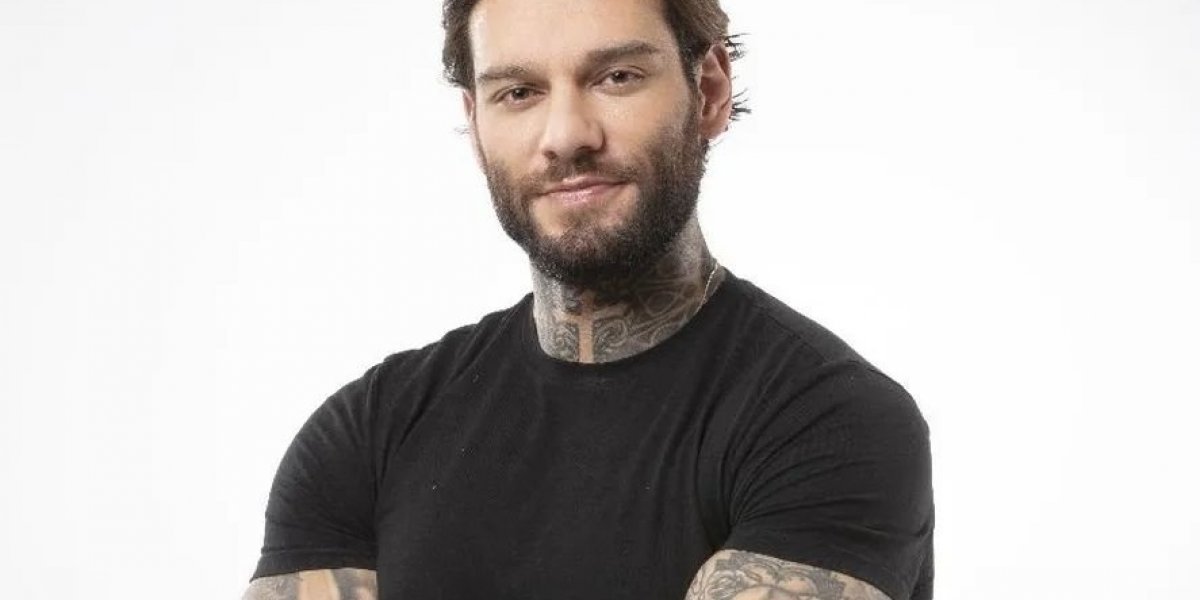 Lucas Lucco fica com carro atolado na areia e é ajudado por fã na Bahia