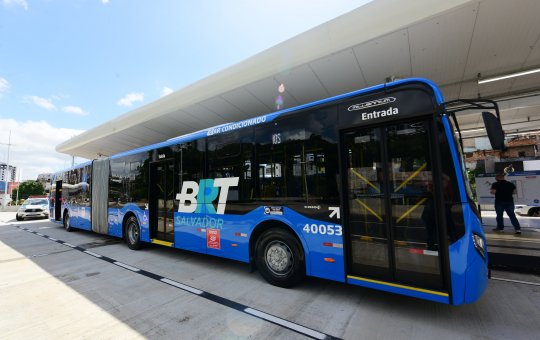 Ônibus com capacidade para quase 150 passageiros passam a operar em Salvador