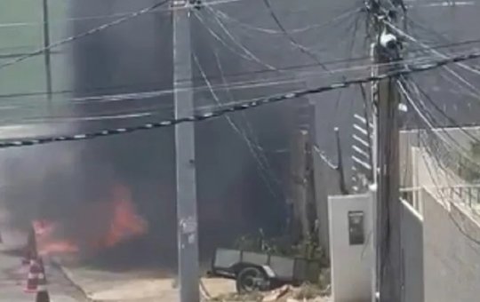 Carro pega fogo no bairro da Boca do Rio