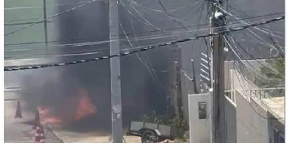 Carro pega fogo no bairro da Boca do Rio