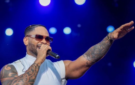 Tony Salles fecha a 3ª noite do Virada Salvador distribuindo cerveja ao público