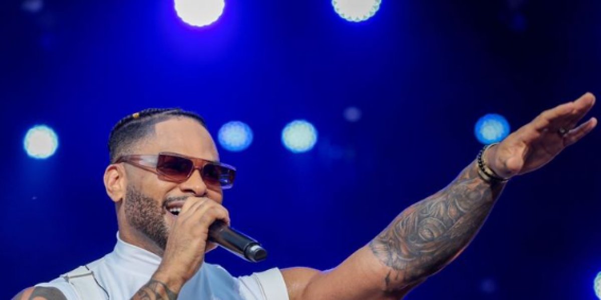 Tony Salles fecha a 3ª noite do Virada Salvador distribuindo cerveja ao público