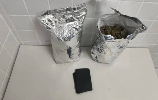 Carro é interceptado por alta velocidade e motorista é preso por porte de drogas