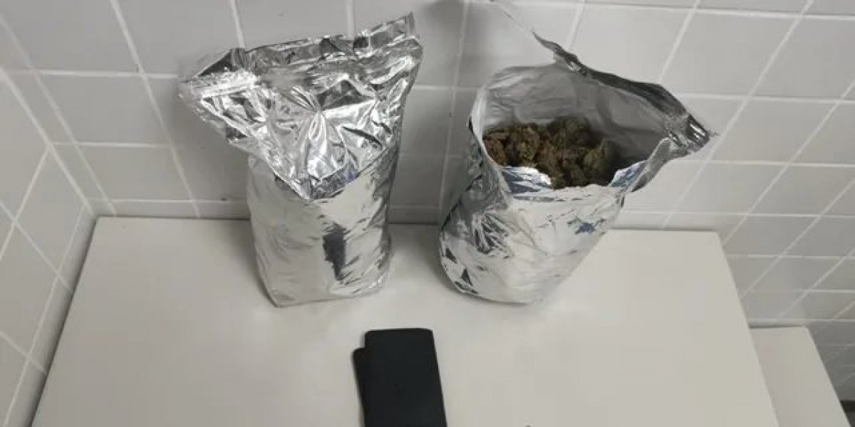 Carro é interceptado por alta velocidade e motorista é preso por porte de drogas