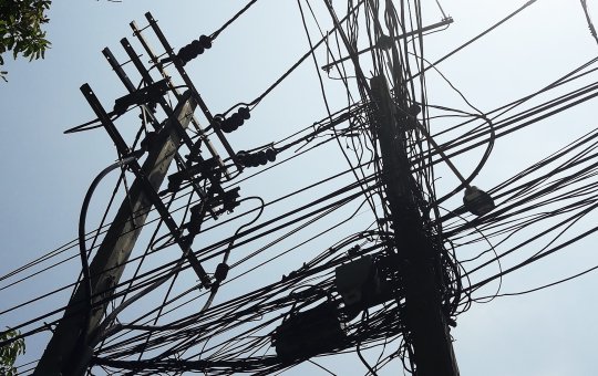 Câmara aprova projeto de lei que obriga a retirada de fios inúteis de postes de Feira de Santana