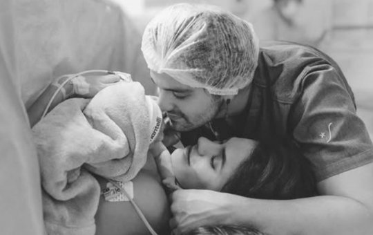 Luan Santana ganha roupa de bebê e se emociona durante show