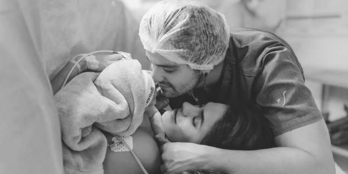 Luan Santana ganha roupa de bebê e se emociona durante show