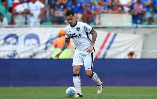 Especulado no Vitória, zagueiro pode fechar com time que estava na Série B