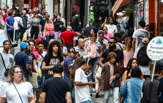 Pesquisa realizada pelo Serasa aponta que 73 milhões de pessoas estão endividadas no Brasil