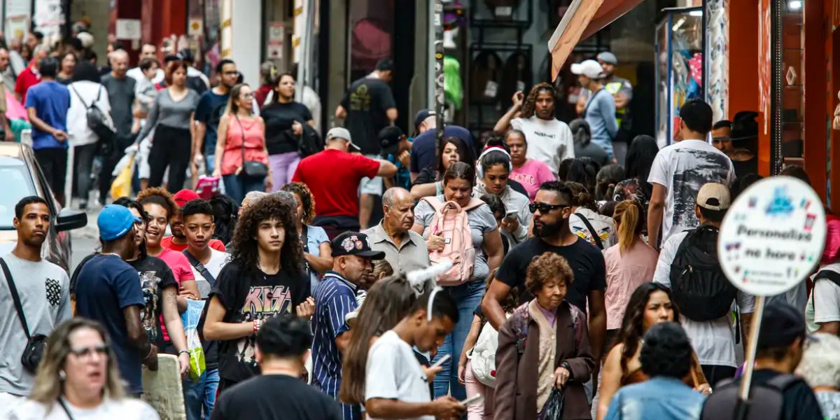 Pesquisa realizada pelo Serasa aponta que 73 milhões de pessoas estão endividadas no Brasil