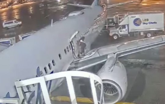 Mulher tem crise durante voo e foge pela asa do avião até ser retirada