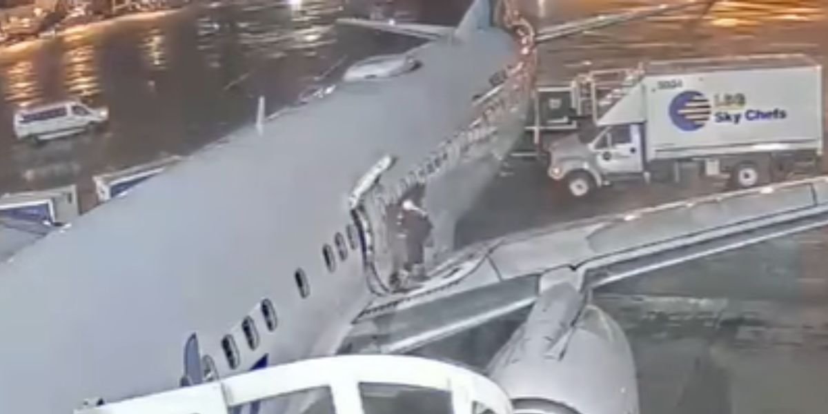 Mulher tem crise durante voo e foge pela asa do avião até ser retirada