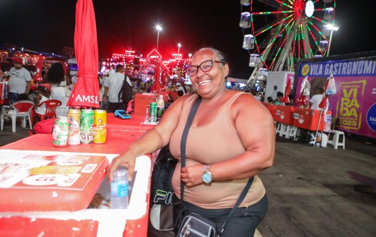 Ambulantes comemoram as boas vendas no Festival Virada Salvador