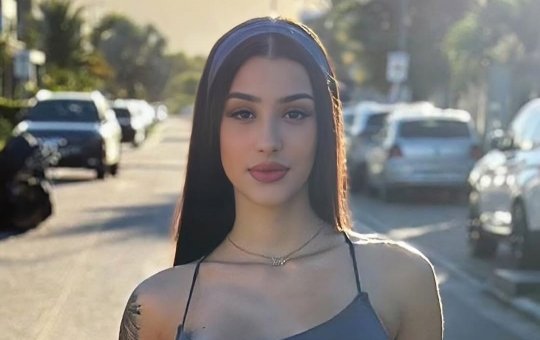 Bia Miranda, grávida do segundo filho, é vista segurando um possível cigarro