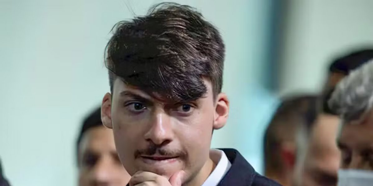 Vídeo: Filho de Bolsonaro é vaiado durante posse como vereador