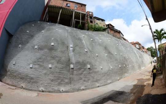 Prefeitura entrega contenção de encosta no bairro Tancredo Neves