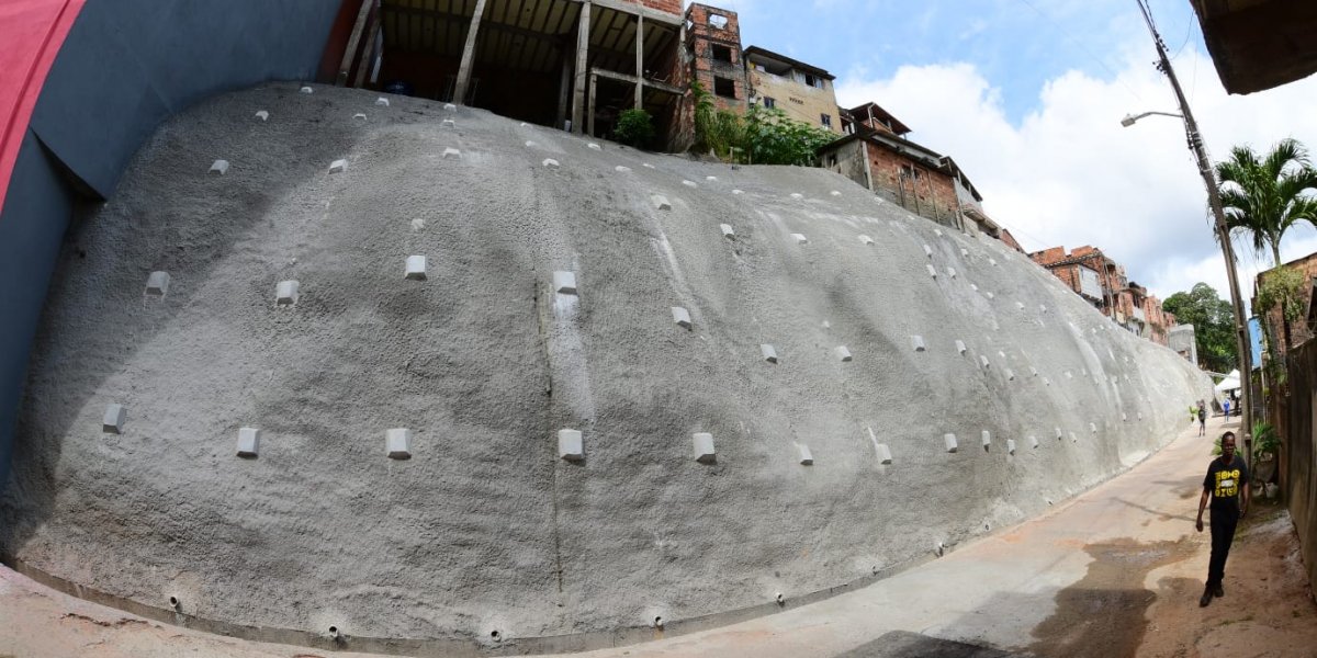 Prefeitura entrega contenção de encosta no bairro Tancredo Neves
