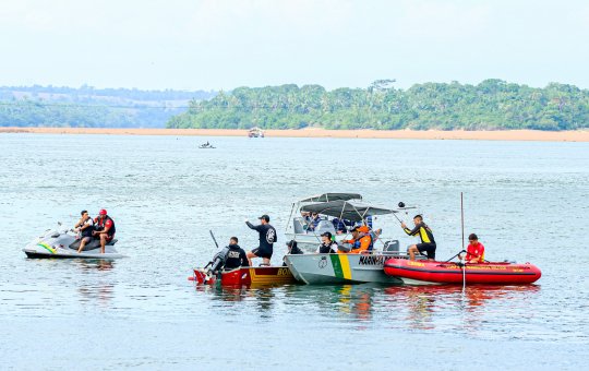 Buscas submersas por desaparecidos na queda da ponte Juscelino Kubitschek são suspensas pela Marinha