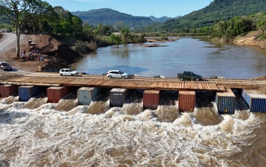 Ponte provisória é levada por correnteza de rio em cidade do Rio Grande do Sul