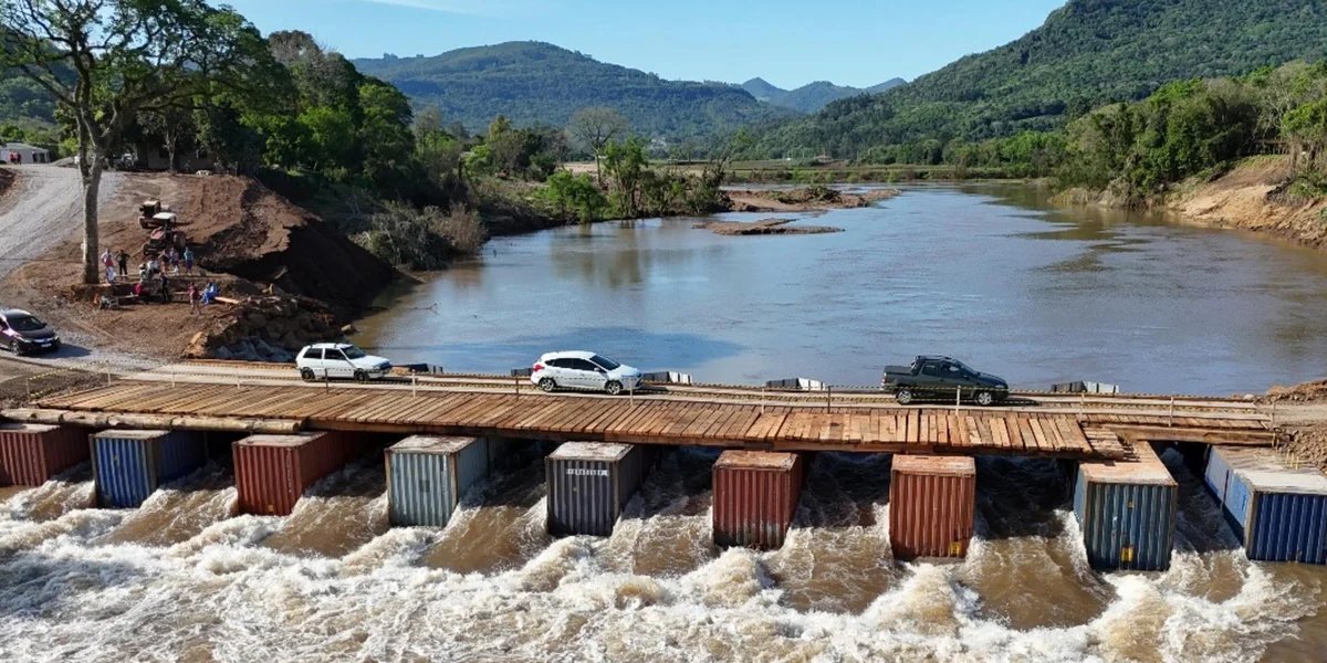Ponte provisória é levada por correnteza de rio em cidade do Rio Grande do Sul