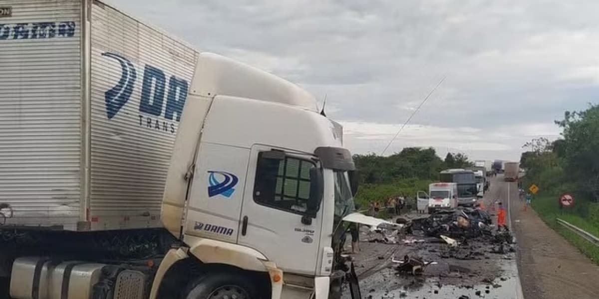 Quatro pessoas morrem após acidente entre caminhão e carro na divisa da Bahia com Minas