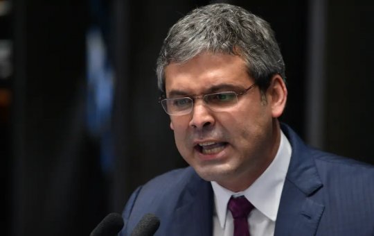 Deputado petista celebra anúncio de candidatura de Gusttavo Lima à presidência