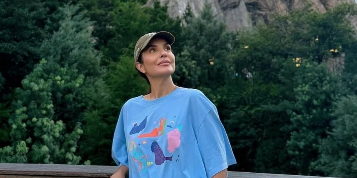 Ivete Sangalo aparece em bar em Praia do Forte e resolve cantar