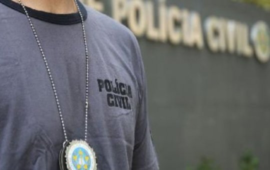 Mãe suspeita de tentar matar a filha no natal se apresenta a delegacia