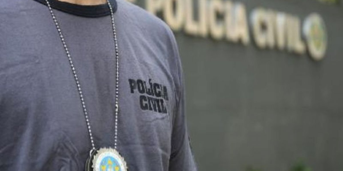 Mãe suspeita de tentar matar a filha no natal se apresenta a delegacia