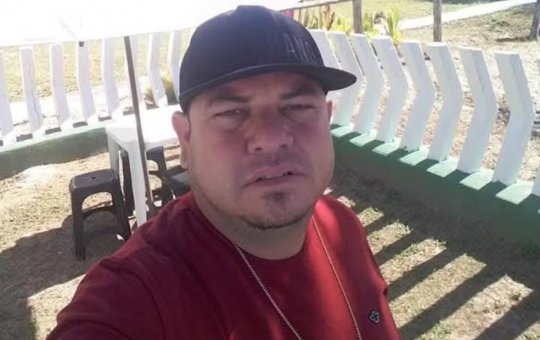 Motociclista morre ao se enroscar em fios em Pau da Lima