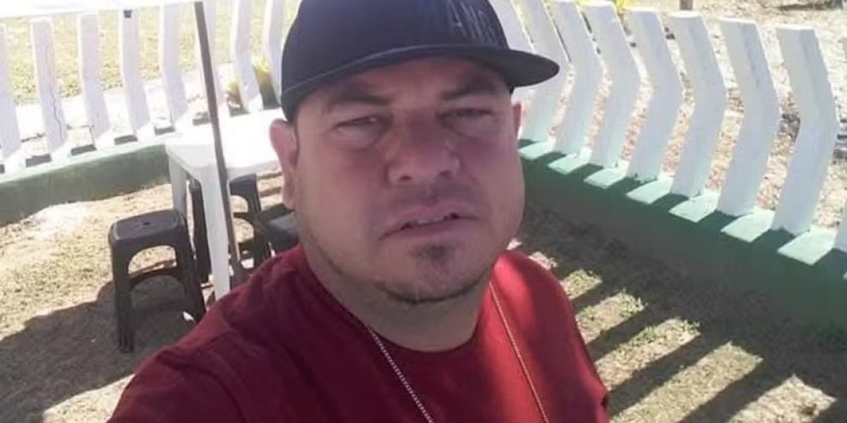 Motociclista morre ao se enroscar em fios em Pau da Lima