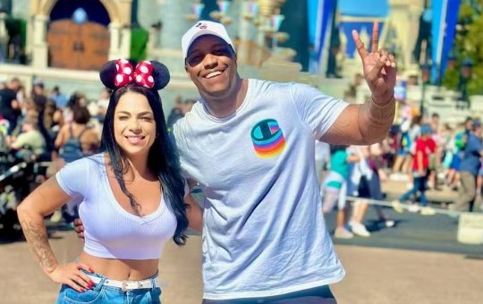 Esposa de músico da banda de Thiaguinho revela traições e acusa marido de armazenar fotos de mulheres em aplicativo