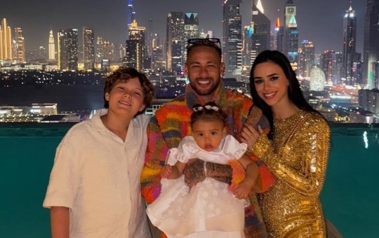 Neymar mostra capinha de celular personalizada com nome dos filhos, de Bruna Biancardi e Copa do Mundo
