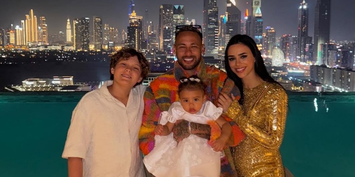 Neymar mostra capinha de celular personalizada com nome dos filhos, de Bruna Biancardi e Copa do Mundo