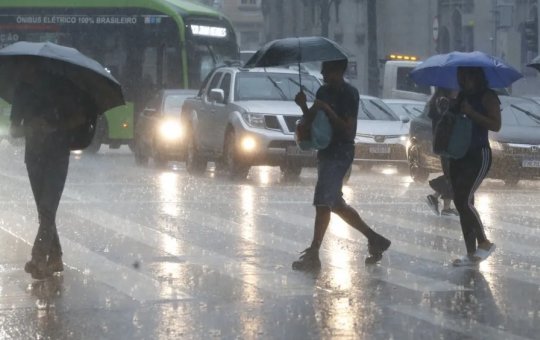 Inmet emite alerta de chuvas intensas para diversas regiões do país; confira os detalhes