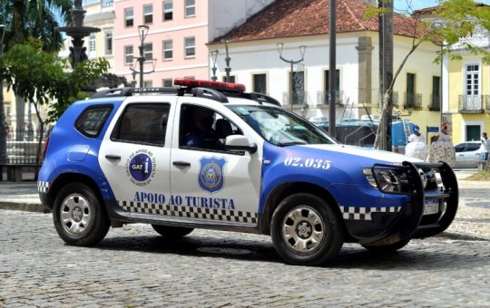 Homem é denunciado por turistas por importunação sexual em bar na Barra